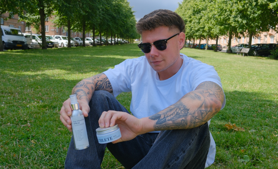 Mand der styler sit hår med saltvandsspray som pre-styling og hårvoks for fylde, tekstur og hold