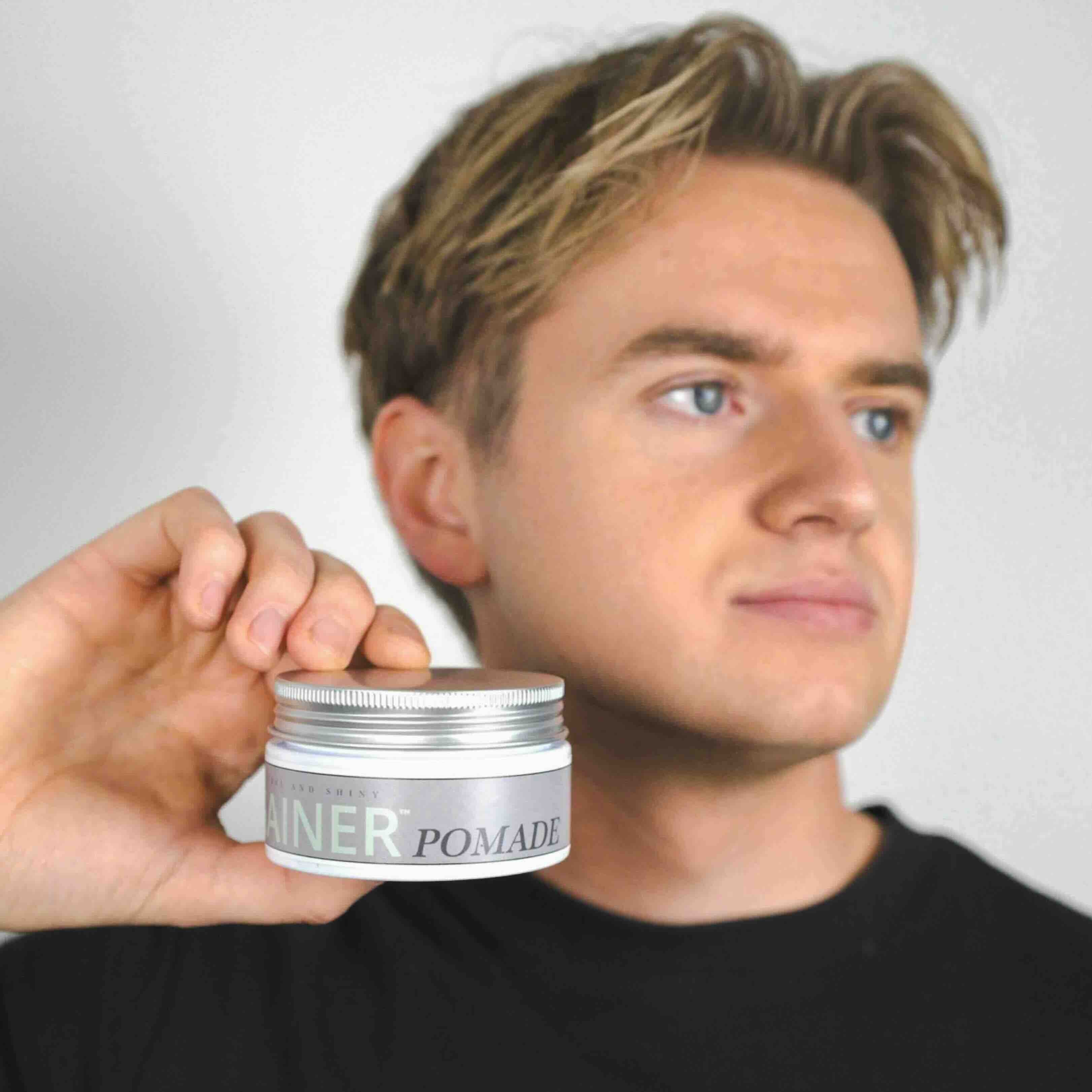 Gainer Pomade™ kombinerer et medium shiny look med naturlige ingredienser, der har dokumenteret effekt mod hårtab. Formlen, beriget med niacinamid(B3), jojobaolieekstrakt og økologisk rosmarin- og pebermynteolie, øger blodcirkulationen til hårsækkene, mens biotin og koffein styrker og forlænger hårets vækstfase. Den unikke vandbaserede sammensætning gør voksen let at skylle ud og forhindrer produktopbygning. 