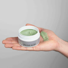 Gainer Pomade™ kombinerer et medium shiny look med naturlige ingredienser, der har dokumenteret effekt mod hårtab. Formlen, beriget med niacinamid(B3), jojobaolieekstrakt og økologisk rosmarin- og pebermynteolie, øger blodcirkulationen til hårsækkene, mens biotin og koffein styrker og forlænger hårets vækstfase. Den unikke vandbaserede sammensætning gør voksen let at skylle ud og forhindrer produktopbygning.